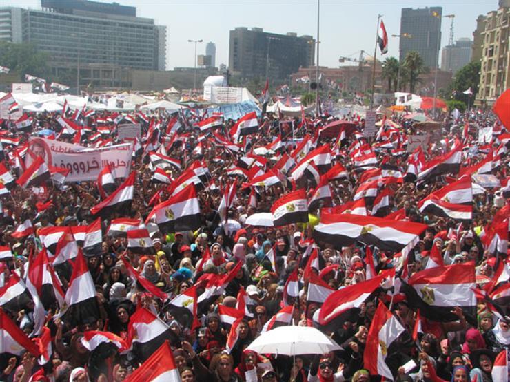 حشود ترفع الأعلام المصرية في ميدان التحرير؛ صورة أرشيفية نشرتها دار الهلال في ذكرى 30 يونيو.