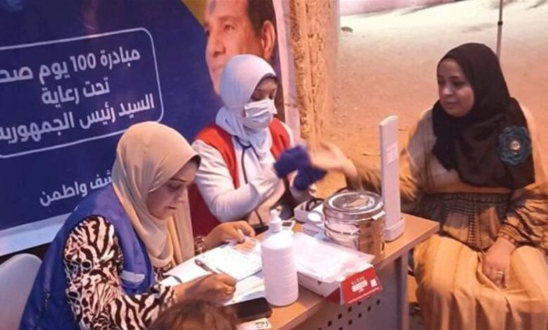 فريق طبي يفحص إحدى السيدات ضمن حملة ١٠٠ يوم صحة — صورة توضيحية لخدمات صحة المرأة