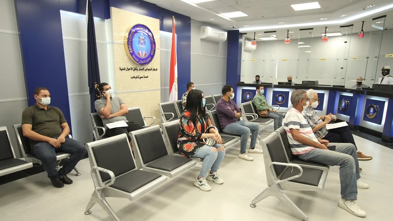 قاعة انتظار وشبابيك خدمة بمركز نموذجي للأحوال المدنية؛ صورة توضيحية لتطوير الخدمات الشرطية المدنية.